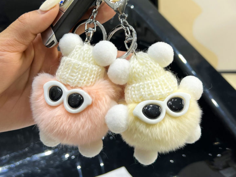 Móc khóa gấu bông lông xù đeo kính