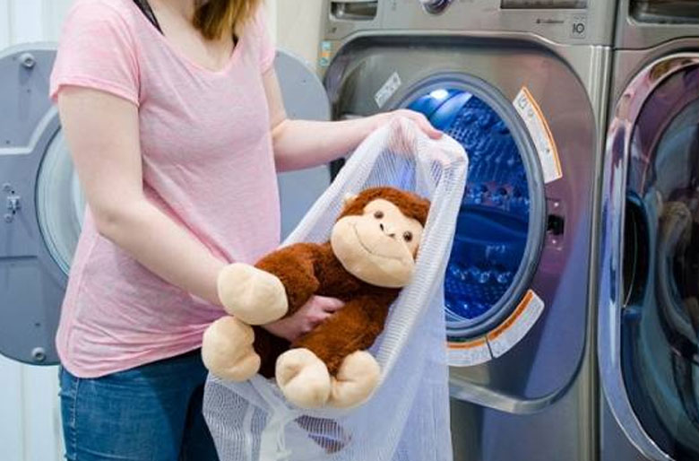 Cách Giặt Gấu Bông Chuẩn Để Không Bị Biến Dạng giat-gau-bong-bang-may-an-toan-voi-tui-giat